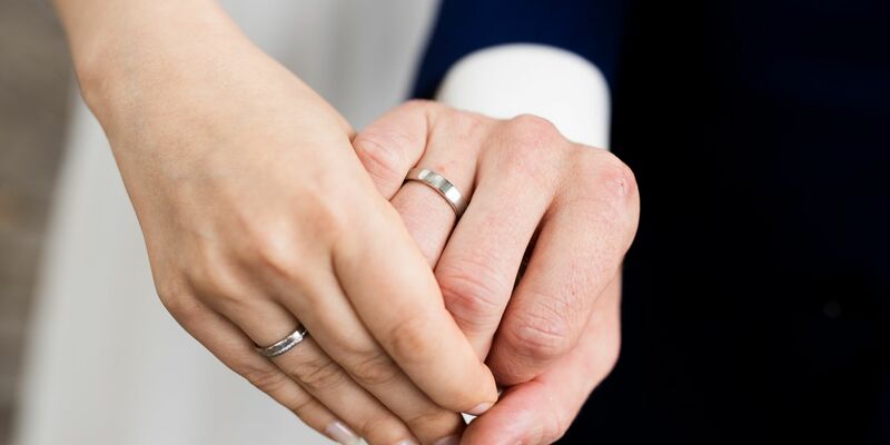 Frauen und Männer tragen in Partnerschaften oft sehr unterschiedlich zum Haushaltseinkommen bei (Symbolbild) - Foto: Rolf Vennenbernd/dpa
