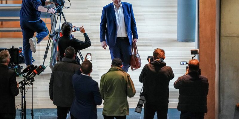 Können die Fraktionschefs von Union und SPD, Merz und Klingbeil, die Grünen noch auf ihre Seite ziehen? - Foto: Kay Nietfeld/dpa
