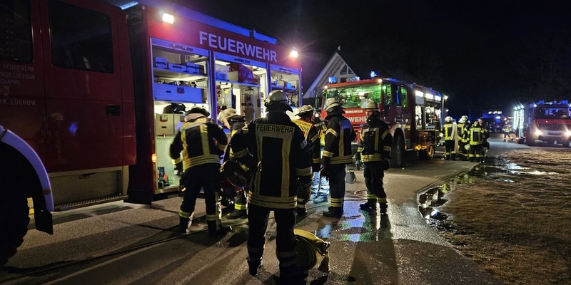 FW Lüchow-Dannenberg: +++ Dachstuhlbrand in Bösel (Lk. Lüchow-Dannenberg) +++ über 140 Einsatzkräfte im Einsatz +++ Photovoltaikanlage erschwert Löscharbeiten +++ - Foto: presseportal.de