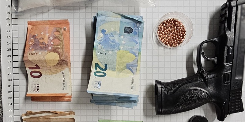 BPOL NRW: Festnahme in Herne - Bundespolizei findet Waffe, über 900 Gramm Amphetamine und 1.435,- Euro Bargeld bei Pärchen auf - Foto: presseportal.de