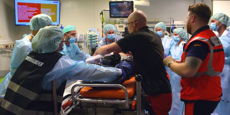 Mensch Retter: Lebensgefahr nach Sturz und Atemnot - Rettungskräfte im Einsatz - Foto: presseportal.de