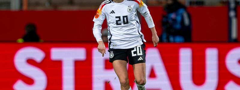 Nationalspielerin Elisa Senß freut sich über eine Professionalisierung des Frauenfußballs.  - Foto: David Inderlied/dpa