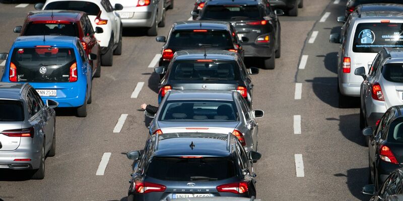 Auf deutschen Straßen ist der Anteil der Fahrzeuge mit alternativen Antrieben deutlich gestiegen. (Archivbild) - Foto: Marijan Murat/dpa