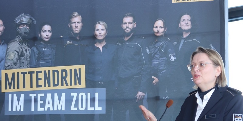 HZA-GI: Karrierestart beim ZOLL Neun Studienanfänger für den Studiengang Bachlor of Law zu Beamtenanwärter*innen vereidigt. - Foto: presseportal.de