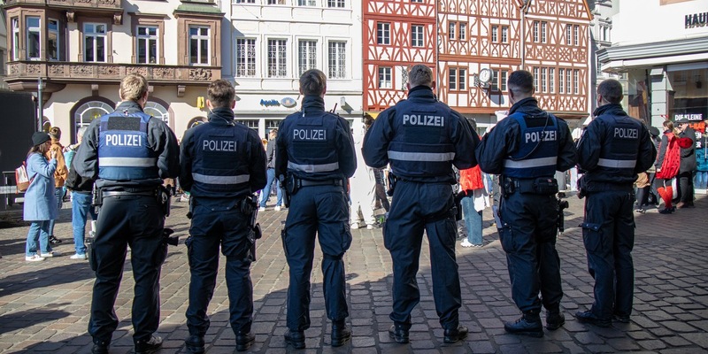 POL-PPTR: Fröhlich, friedlich, feierlustig: Rosenmontag im Polizeipräsidium Trier - Foto: presseportal.de