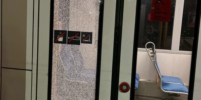 POL-NE: Randalierer beschädigen Fahrzeuge - Foto: presseportal.de