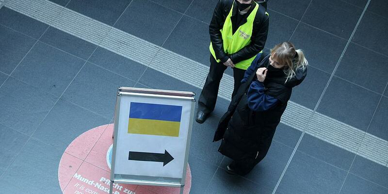 Helfer für Flüchtlinge aus der Ukraine (Archiv) - Foto: über dts Nachrichtenagentur