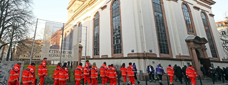 Mit Blumen und Kerzen wird nach der Todesfahrt der Opfer gedacht. - Foto: Uli Deck/dpa