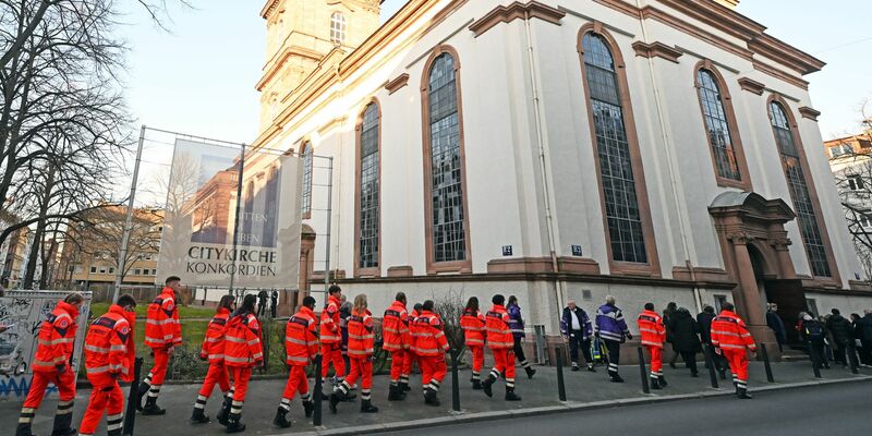 Bisher lagen Blumen an mehreren Stellen - nun richtet die Stadt Mannheim einen zentralen Gedenkort ein. (Archivbild) - Foto: Uli Deck/dpa