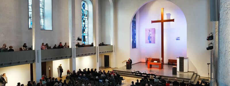 Bei einem Gedenkgottesdienst erinnerten viele Menschen an die Toten. - Foto: Andreas Henn/Evangelische Kirche Mannheim/dpa