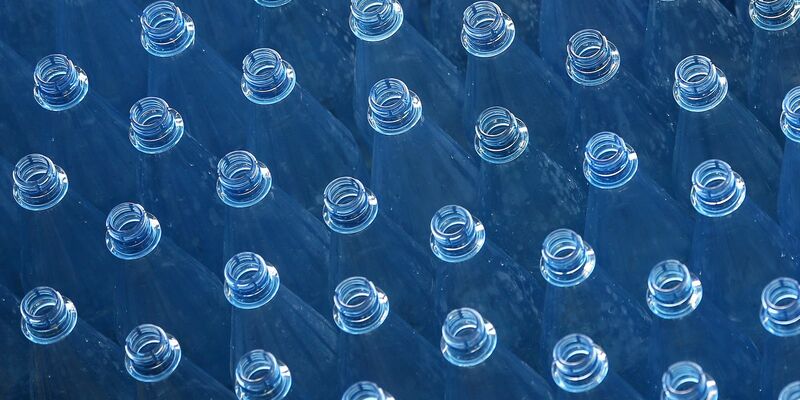 Ein Meer von Plastikflaschen, die nach ihrer Leerung wieder genutzt werden. (Symbolbild) - Foto: Ina Fassbender/dpa