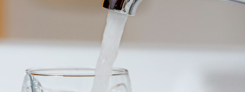 Wasser aus dem Hahn enthält wesentlich weniger Plastikteilchen als solches aus Flaschen. (Archivbild) - Foto: Roland Weihrauch/dpa