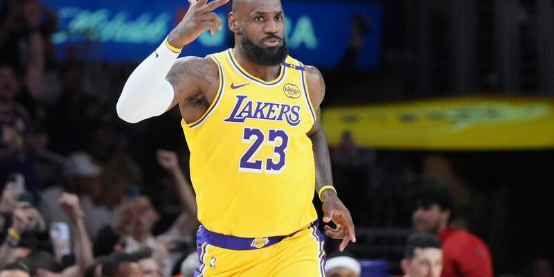 Der Wurf, mit dem LeBron James die Schallmauer von 50 000 Punkten durchbrach. - Foto: Jae C. Hong/AP/dpa