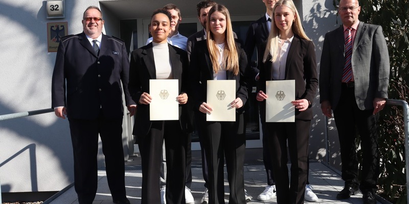 HZA-LÖ: Berufseinsteiger beim Hauptzollamt Lörrach Jetzt Karriere beim ZOLL mit einem dualen Studium starten! - Foto: presseportal.de