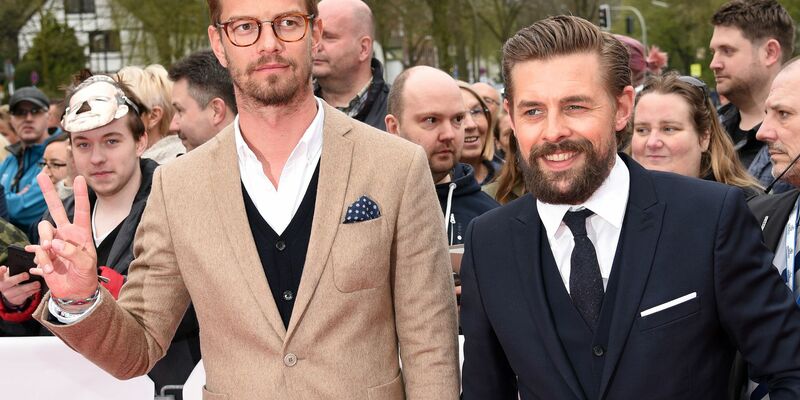 Joko Winterscheidt (l) und Klaas Heufer-Umlauf bleiben ihrem Haussender ProSieben treu. - Foto: Henning Kaiser/dpa