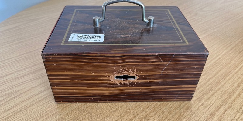 POL-CE: Die Polizei Bergen sucht den Eigentümer / die Eigentümerin einer Geldkassette - Foto: presseportal.de