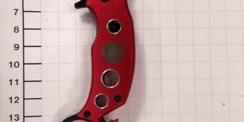 BPOL NRW: Handy gestohlen und angegriffen - Bundespolizei stellt Messer, Schlagstock und Tierabwehrspray bei 23-Jährigem fest - Foto: presseportal.de