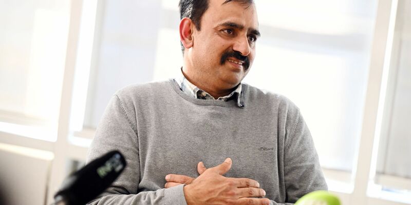 Der Mannheimer Oberbürgermeister Christian Specht (CDU) dankt ihm für sein Engagement.  - Foto: Uli Deck/dpa