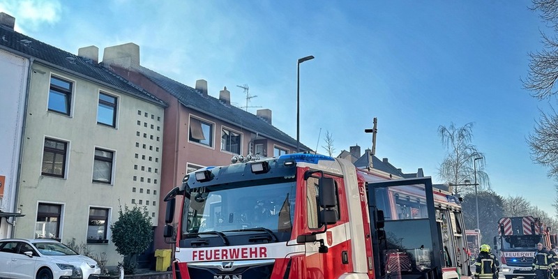 FW-NE: Ausgedehnter Zimmerbrand auf der Kölner Straße | Eine Person verstorben - Foto: presseportal.de