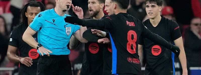 Der deutsche Schiedsrichter Felix Zwayer (2.v.l) hatte beim Spiel Benfica gegen Barcelona alle Hände zu tun. - Foto: Armando Franca/AP/dpa