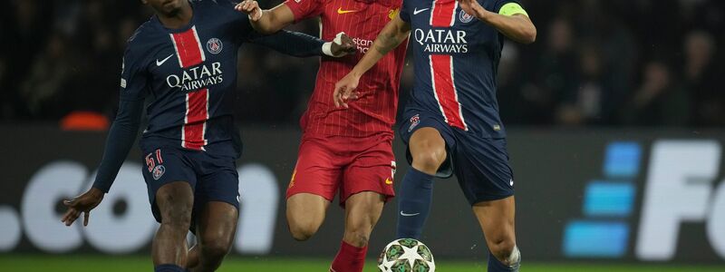 Nicht nur Liverpools Luis Diaz (M) hatte gegen die Pariser Willian Pacho (l) und Marquinhos mächtig Probleme.   - Foto: Christophe Ena/AP/dpa