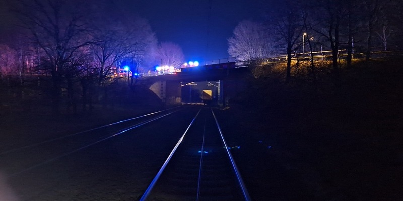 FW-ROW: +++Schuppenbrand in Heeslingen+++Vermeintlicher Personunfall mit einem Zug+++ - Foto: presseportal.de