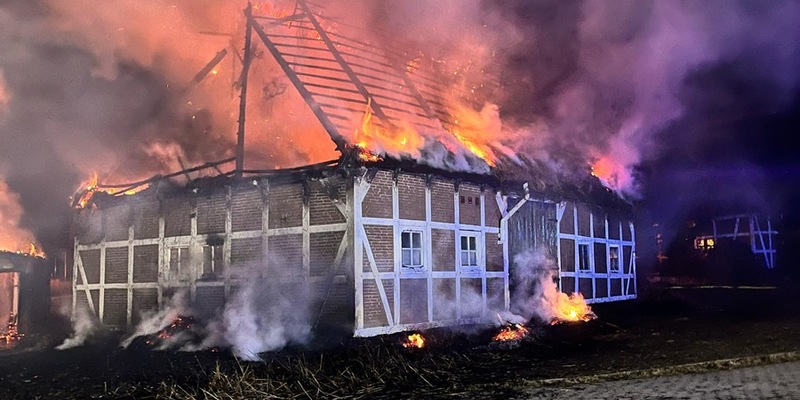 POL-STD: Großfeuer vernichtet drei Gebäude in Dollern - ca. 2,5 Millionen Euro Sachschaden - Foto: presseportal.de