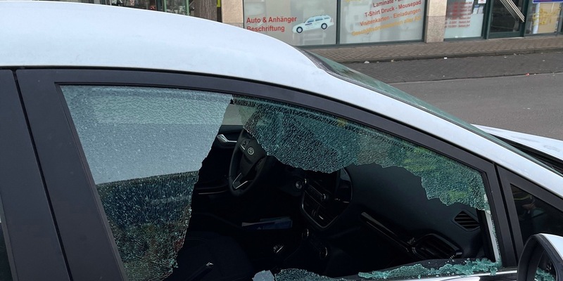 POL-RBK: Bergisch Gladbach - Scheiben an drei Pkw eingeschlagen, zwei Tankkarten gestohlen - Foto: presseportal.de