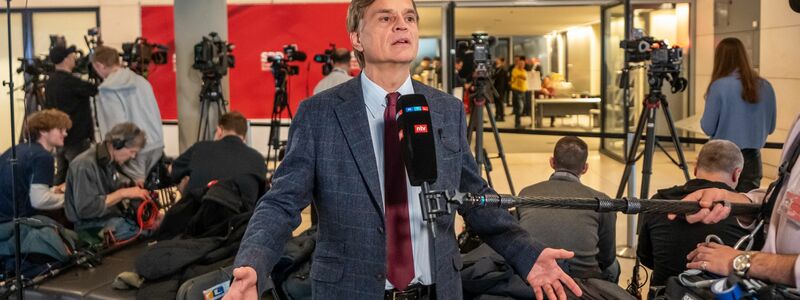 Der Erste Parlamentarische Geschäftsführer der AfD-Fraktion Bernd Baumann kündigt eine mögliche Klage wegen der geplanten Abstimmungen im Bundestag an. - Foto: Michael Kappeler/dpa