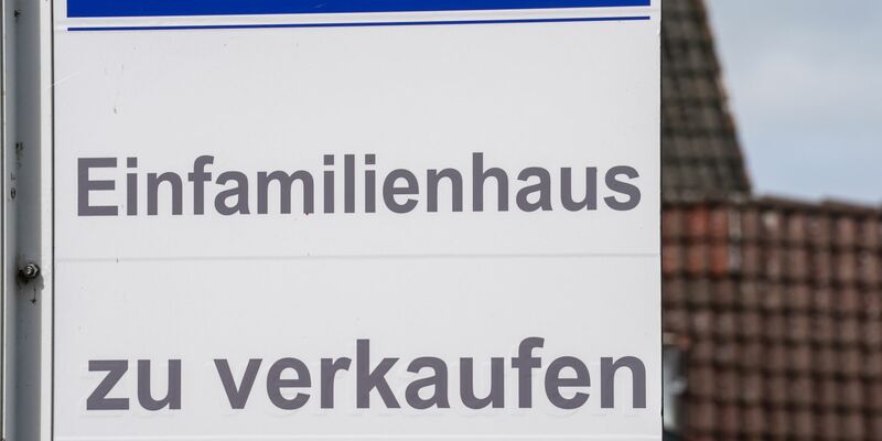 Bei einer Maklerprovision für Einfamilienhäuser gelten andere Regeln als für Mehrfamilienhäuser und Gewerbeimmobilien. - Foto: Marcus Brandt/dpa