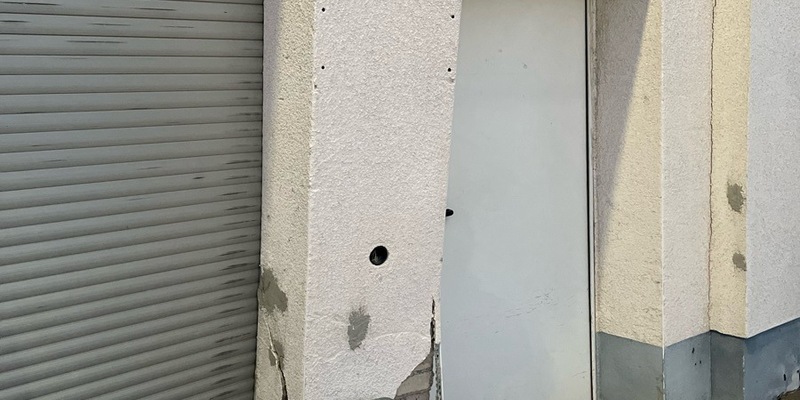 LPI-J: Beim Rangieren gegen Hauswand gefahren - hoher Sachschaden - Foto: presseportal.de