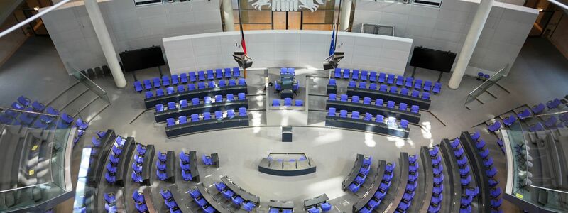 Im Bundestag muss umgebaut werden. Es gibt weniger Sitze und Parteien im neugewählten Parlament. - Foto: Michael Kappeler/dpa