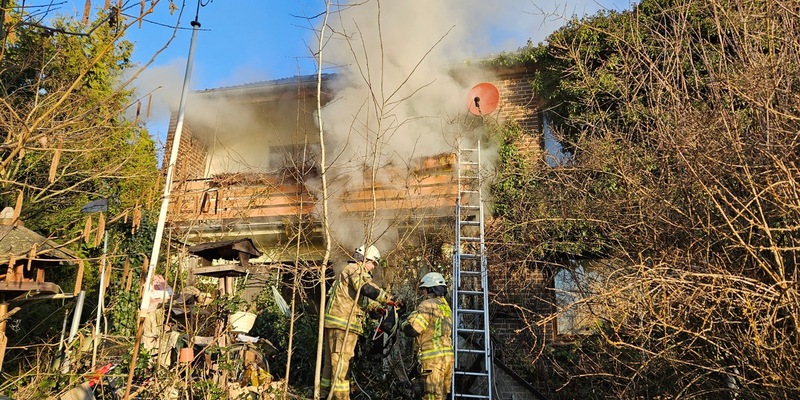FW Lehrte: Zimmerbrand in Sievershausen: Schwierige Brandbekämpfung durch massive Müllmengen - Foto: presseportal.de