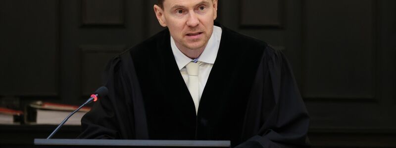 Richter Jörg Burmeister eröffnet in Zwickau den Prozess gegen einen 28-Jährigen wegen dreifachen Mordes an seiner Mutter und seinen Großeltern.  - Foto: Elisa Schu/dpa