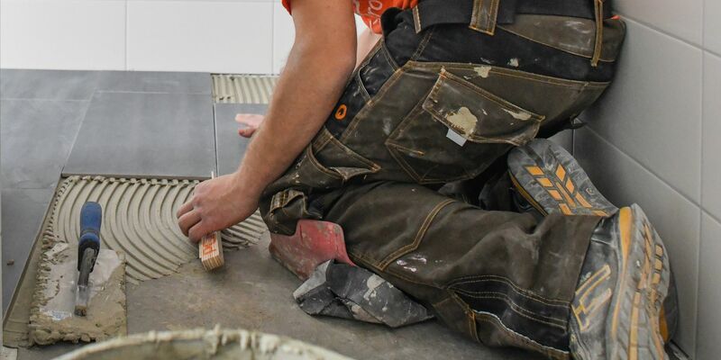 Fliesenleger: Das deutsche Handwerk beklagt einen Mangel an Nachwuchs. (Archivbild) - Foto: Patrick Pleul/dpa-Zentralbild/dpa