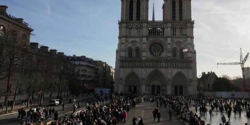 Nach sechsjähriger Renovierung sollen ab 20. September wieder die beiden Türme der Pariser Notre-Dame öffnen. (Archivbild) - Foto: Thibault Camus/AP/dpa