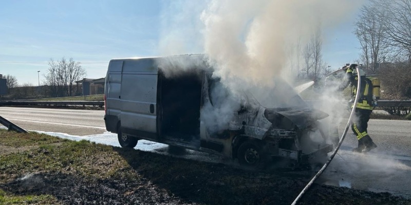 POL-PDLD: A65/Edenkoben - Brennender Transporter - Foto: presseportal.de