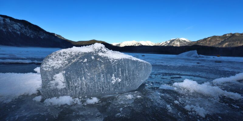 Der Eibsee, ein beliebtes Ziel für Urlauber und Ausflügler am Fuß der Zugspitze, war am Donnerstag noch teilweise zugefroren. (Archivbild) - Foto: Karl-Josef Hildenbrand/dpa