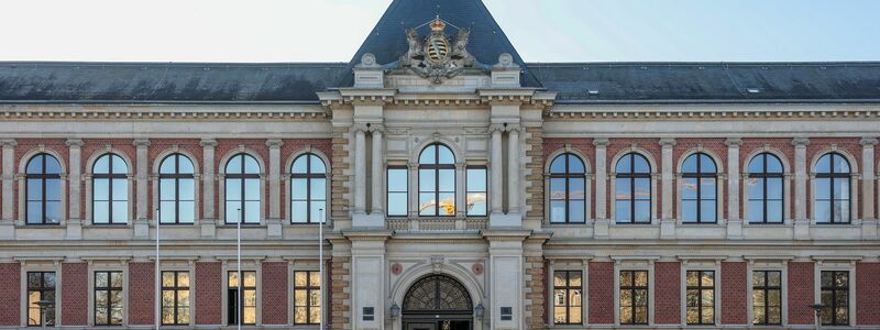 Das Landgericht Zwickau. Hier wird der Prozess um den Dreifachmord von Tirpersdorf im Vogtland verhandelt.  - Foto: Jan Woitas/dpa