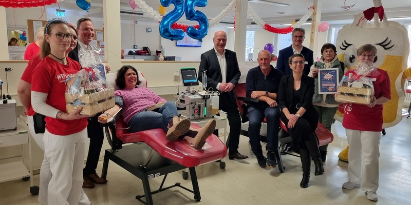 Hellersdorf: Haema Blut- und Plasmaspendezentrum wird 25 / Kai Wegner und Nadja Zivkovic feiern ein / Vierteljahrhundert Leben retten - Foto: presseportal.de