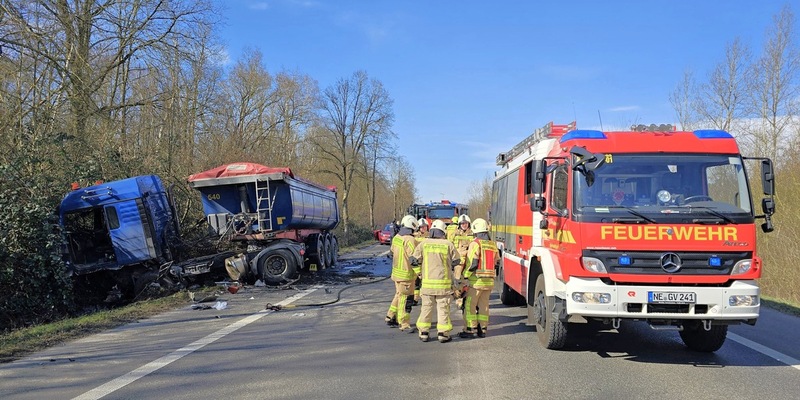FW Grevenbroich: Zwei Tote nach schwerem Verkehrsunfall zwischen PKW und LKW bei Grevenbroich - Foto: presseportal.de