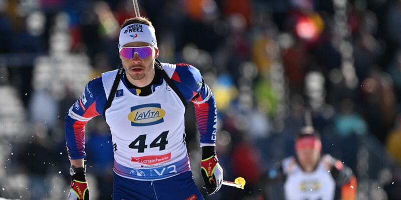 Feiert einen Sprintsieg: Frankreichs Biathlet Emilien Jacquelin. - Foto: Martin Schutt/dpa