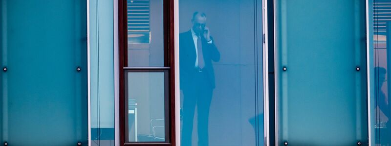 In einer Pause kommen Verhandler von Union und SPD auf eine Terrasse an der Spree. - Foto: Michael Kappeler/dpa