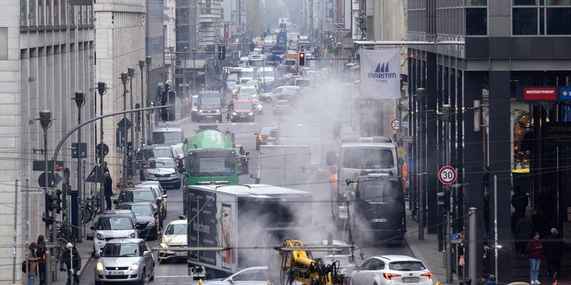 Für einen Stau reicht es noch leicht, doch die Zahl der Autos in Berlin ist 2024 gesunken. (Archivbild) - Foto: Soeren Stache/dpa/ZB