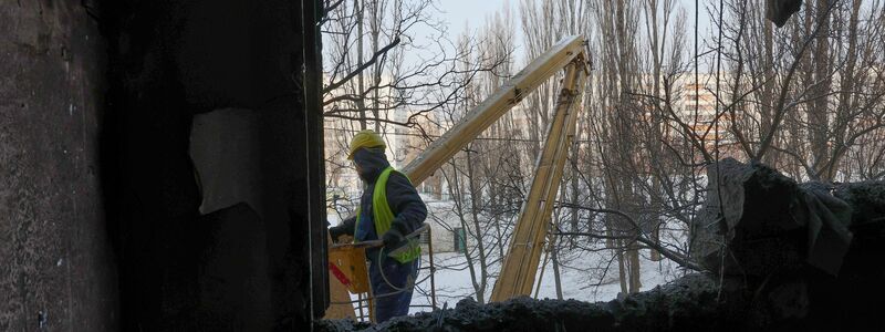 Immer wieder gerät auch die ostukrainische Stadt Charkiw unter Beschuss.  - Foto: Viacheslav Madiievskyi/Ukrinform/dpa