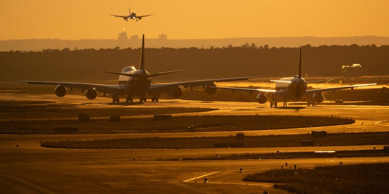 Am Frankfurter Flughafen ist ein Warnstreik der Beschäftigten im öffentlichen Dienst angekündigt.  - Foto: Boris Roessler/dpa