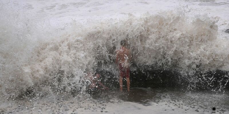 Das tropische Tiefdruckgebiet «Alfred» bewegt sich auf Australiens Ostküste zu. - Foto: Dave Hunt/AAP/dpa