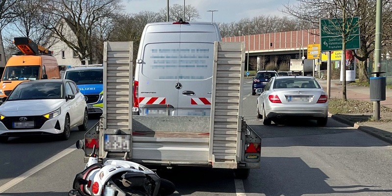 POL-DU: Duissern: Mofa-Fahrerin kollidiert mit Anhänger und verletzt sich schwer - Foto: presseportal.de