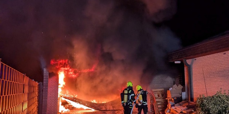 FW Bergheim: Feuerwehr löscht Garagenbrand in Bergheim PKW rechtzeitig ins Freie gefahren - Einsatz nach zwei Stunden beendet - Foto: presseportal.de