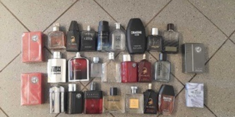BPOLI MD: Mann ohne Fahrschein führt 26 hochwertige Parfümflaschen mit sich - Foto: presseportal.de